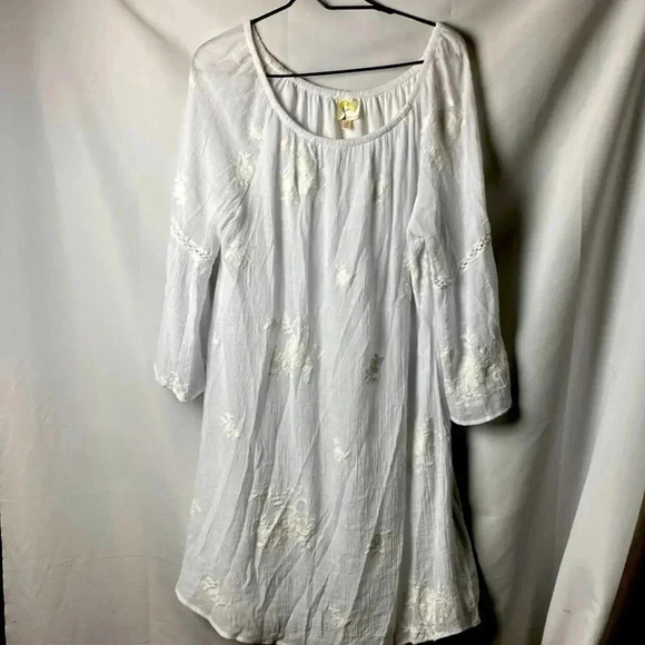 fig and flower Dresses & Skirts - FIG AND FLOWER SIZE XL WHITE GAUZY DRESS LINED BELL SLEEVES EMBROIDERED‎ DESIGN